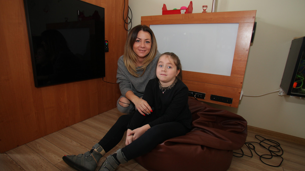 Kamila Pasieczna, która przed laty bardzo ucierpiała w wypadku, właśnie dostaje pomoc z Fundacji Faktu. Dzięki turnusom rehabilitacyjnym dziewczynka wraca do zdrowia.