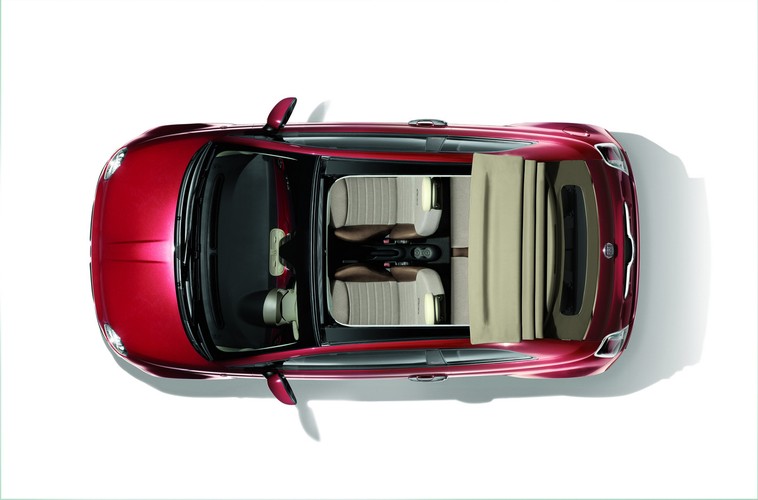 Linia boczna pozostała bez zmian, kiedy dach już złoży się za naszymi plecami, na miejscu zostają tylne słupki i tylne szyby oraz słupki B