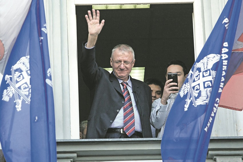 Pristalice pozdravio sa prozora svog kabineta u sedištu SRS