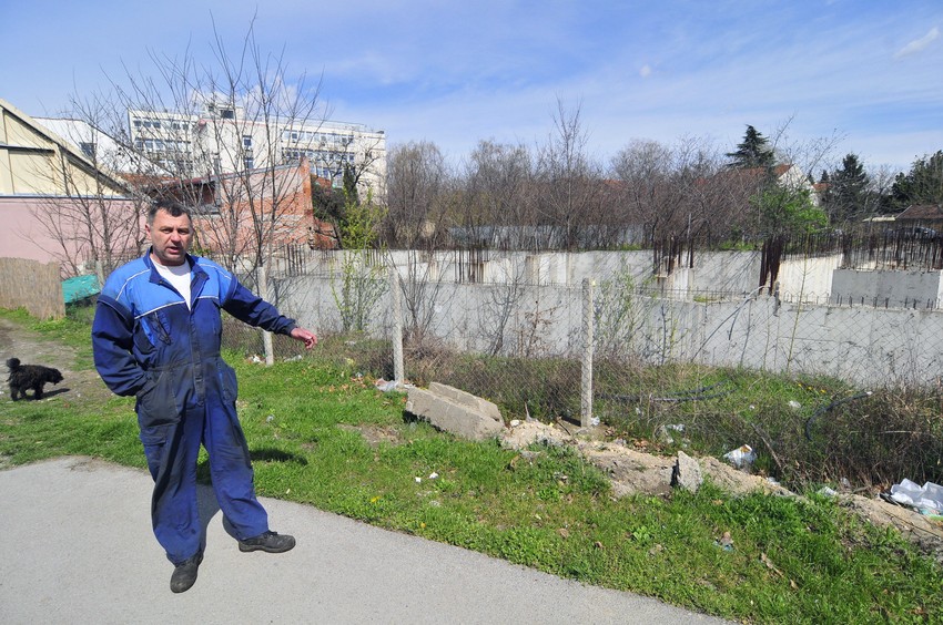 Željko Matić pored temelja nedovršene zgrade