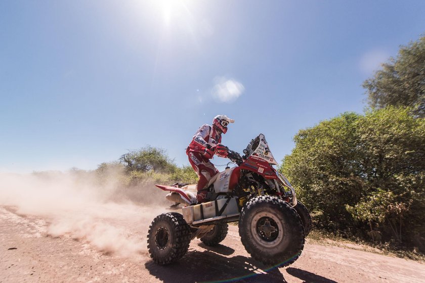 Rajd Dakar 2017: Rafał Sonik miał wypadek. Quad zawisł na gałęziach