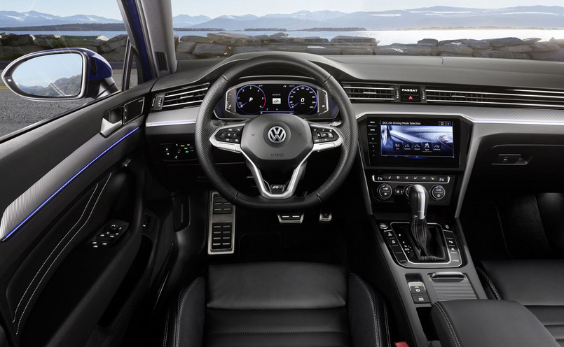 Passat jako pierwszy model VW pojawi się na rynku z kierownicą pojemnościową - rejestruje ona dotyk, rozpoznaje kiedy kierowca chwycił kierownicę