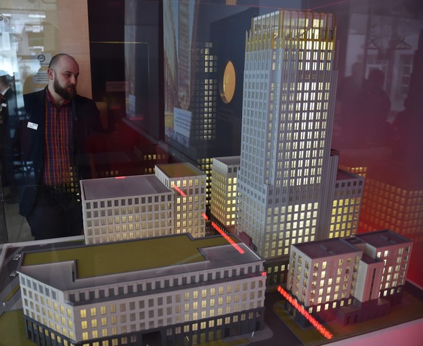 'Planujemy, że będzie jeden generalny wykonawca. To jest pięć osobnych budynków, ale są one infrastrukturalnie ze sobą powiązane, więc zależy nam, żeby prace koordynowała jedna firma' - powiedział Gaertner.
<br>
Nieopodal ronda Mogilskiego powstanie: Unity Tower, wieżowiec, który będzie mieć 27 kondygnacji i 102,5 metra wysokości oraz ok. 16, 5 tys. m kw. powierzchni najmu brutto. Na jego dwóch ostatnich piętrach mieścić się ma restauracja z widokiem na Kraków. Będzie to strefa ogólnodostępna, wyposażona w osobne wejścia oraz windy tak, by ruch w tym miejscu nie kolidował z komunikacją w części przeznaczonej na biura.


<br><br>fot. (mr) PAP/Jacek Bednarczyk