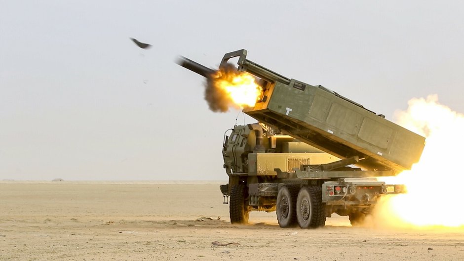 Amerykański HIMARS podczas ćwiczeń w Kuwejcie w 2019 r.