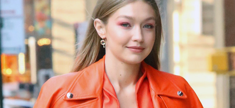 Gigi Hadid bez stanika i w bluzce zapiętej na... jeden guzik! Przesadziła?