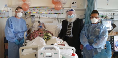 Para seniorów wzięła ślub na szpitalnym oddziale Covid-19
