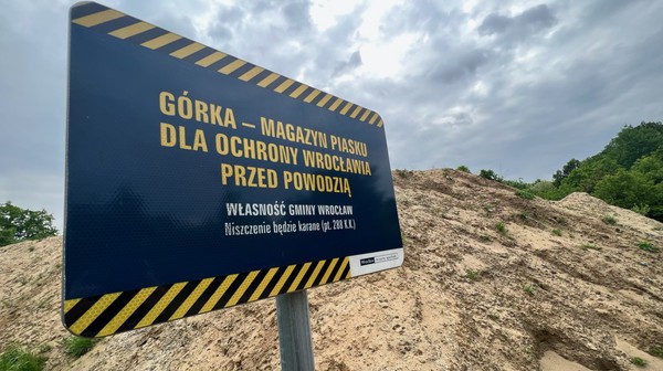 Górka z piasku na Wyboistej przed inwestycją