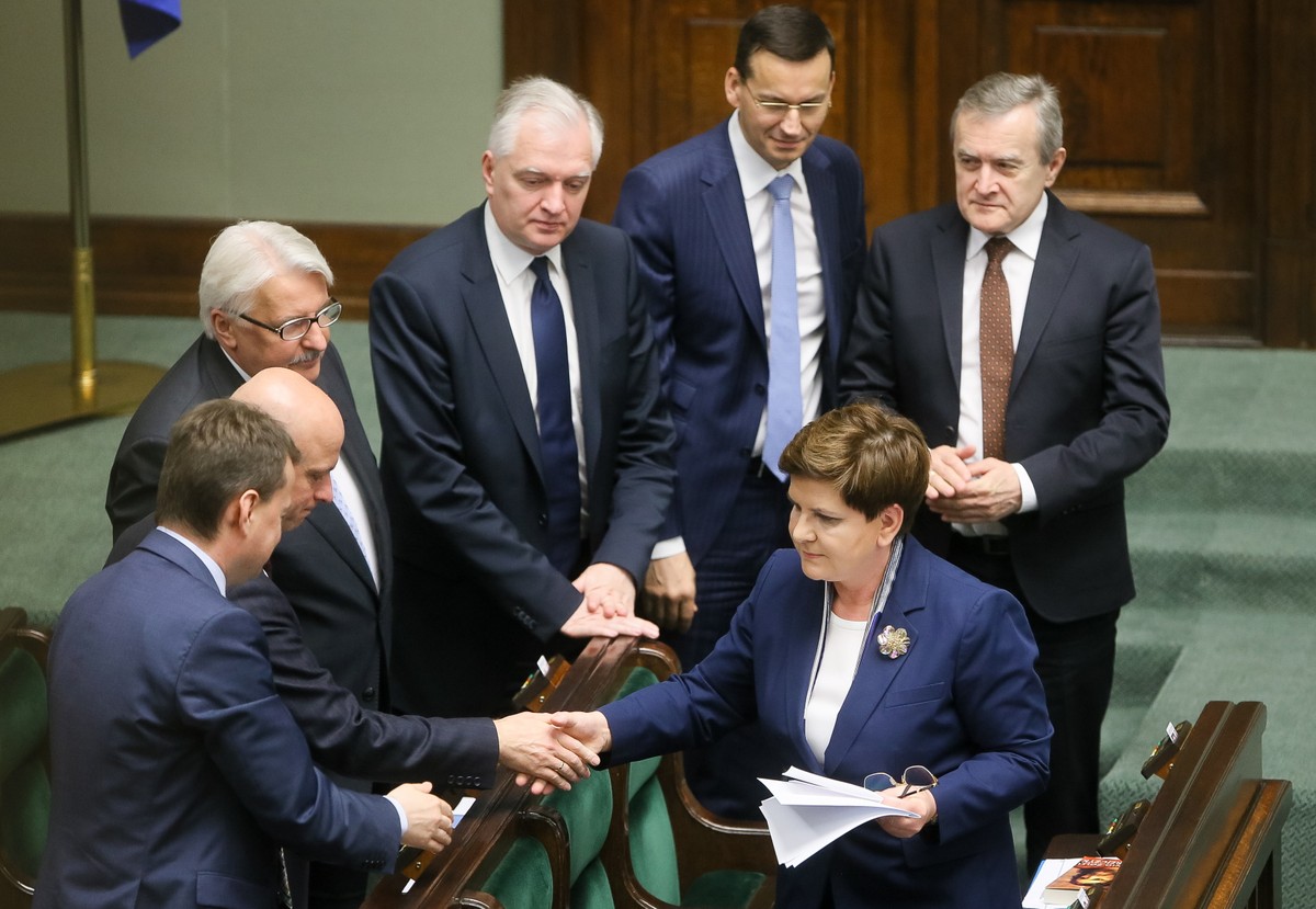 Premier Beata Szydło z ministrami swego rządu