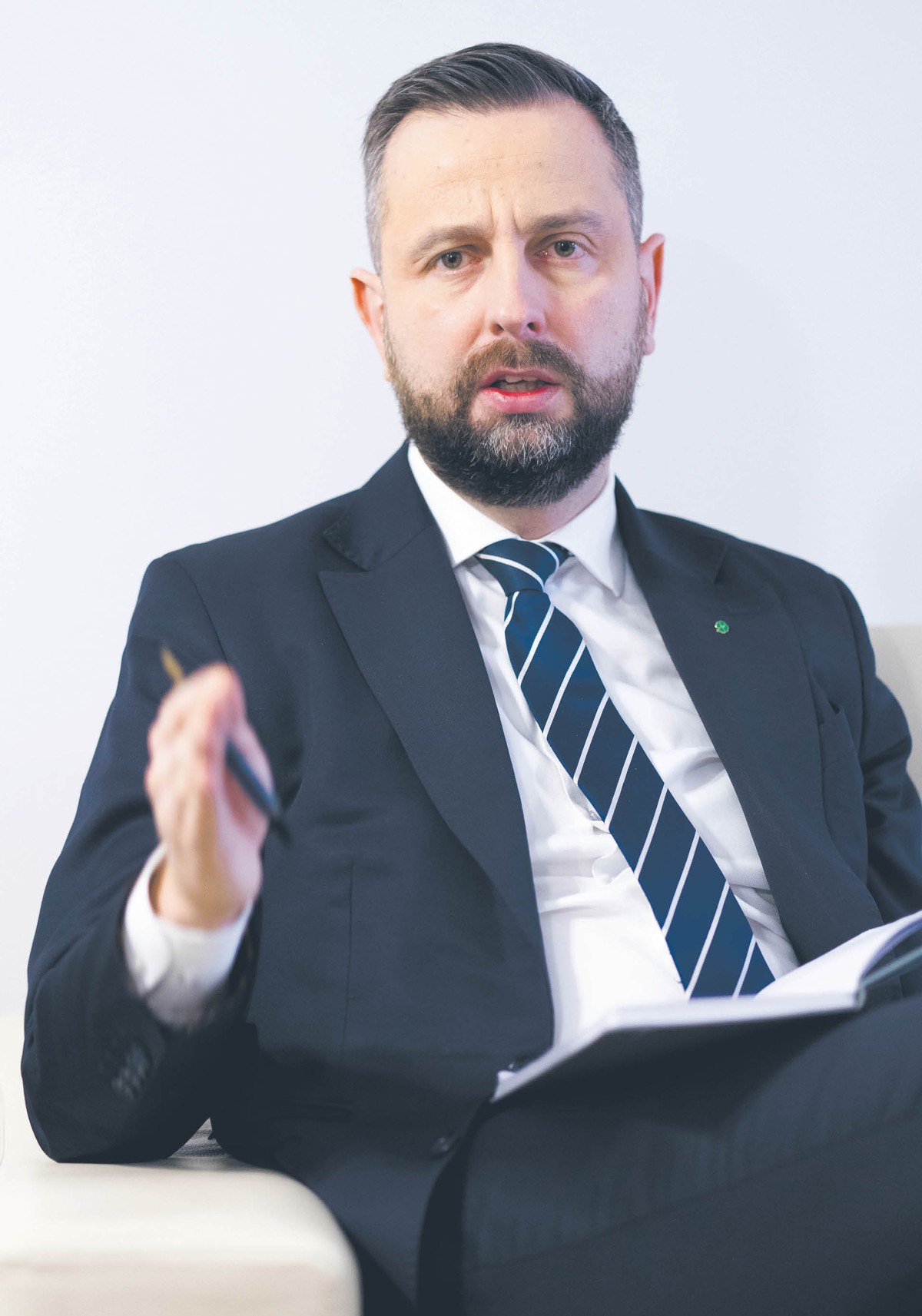 Władysław Kosiniak-Kamysz, wicepremier i Minister Obrony Narodowej gestykuluje, trzymając długopis w dłoni