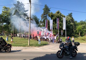 Pristalice SNS pesače iz Novog Sada do Beograda na skup 27. juna