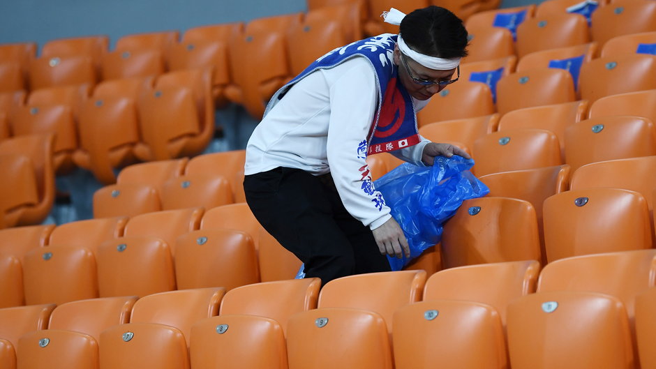 Japończyk sprzątający po meczu na mundialu w Rosji cztery lata temu