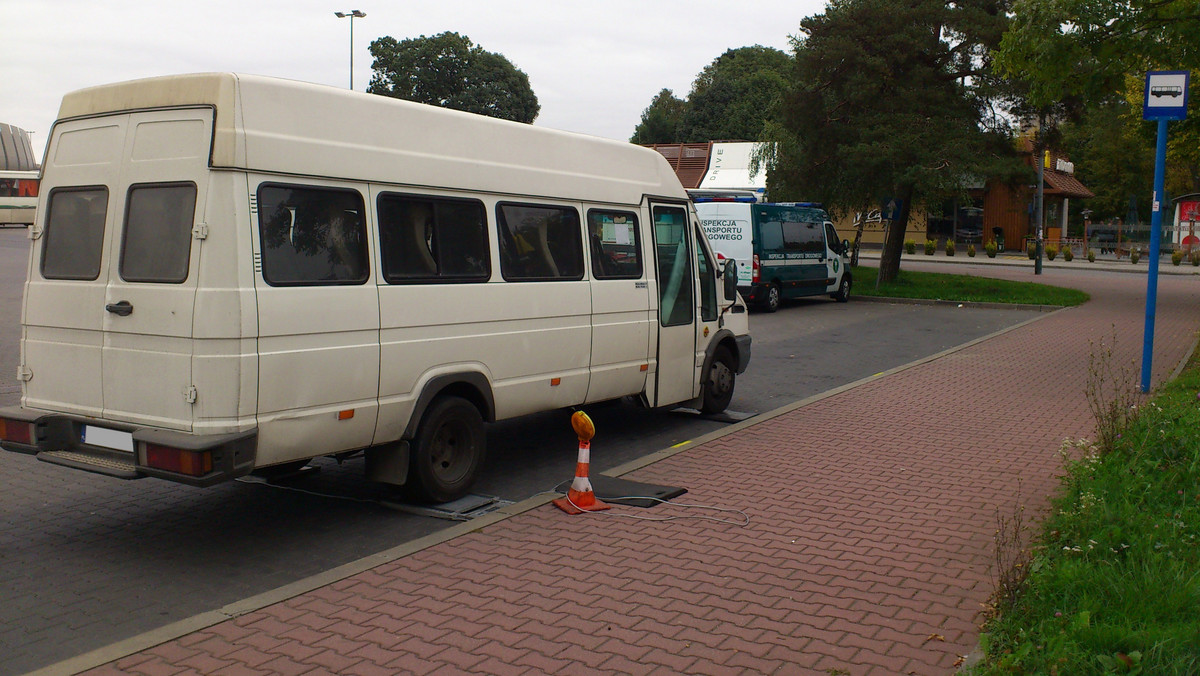 W ostatnich dniach inspektorzy ITD zważyli ponad 120 autobusów wykonujących przewozy regularne na terenie Małopolski. Efekt - blisko co czwarty miał celowo zaniżoną masę własną. Dzięki temu przewoźnicy nielegalnie zyskują dodatkowe miejsca w pojazdach. Zabierają większą liczbę pasażerów i narażają ich na niebezpieczeństwo.