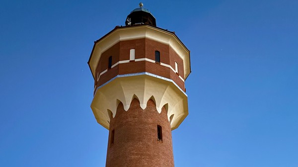 Żmigrodzka Wieża Ciśnień to nie tylko odświeżenie elewacji, ale przede wszystkim tchnięcie nowego życia w lokalną historię. 