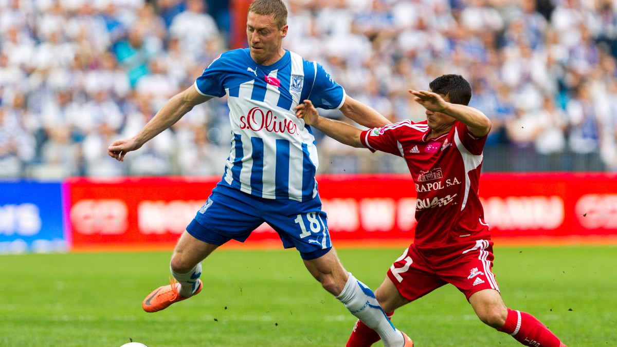 Napastnik Lecha Poznań, Bartosz Ślusarski, związał się z klubem nową roczną umową. Istnieje w niej zapis, że po sezonie jego kontrakt może być prolongowany o kolejny rok - czytamy na oficjalnej witrynie Kolejorza.