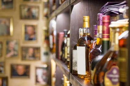 Polacy stawiają na jakość: jakie alkohole warto mieć w swojej kolekcji i jak je serwować?