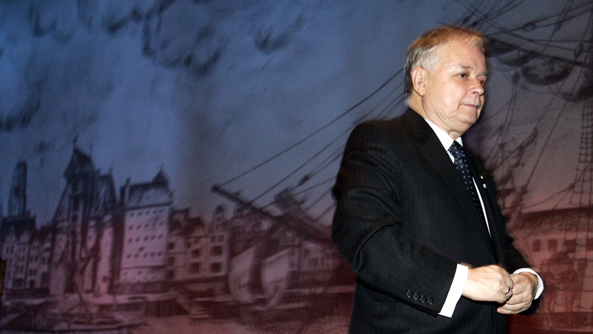 Lech Kaczyński korzysta z prawa łaski prawie cztery razy rzadziej niż Aleksander Kwaśniewski - wynika ze statystyk, do których dotarł "Wprost".