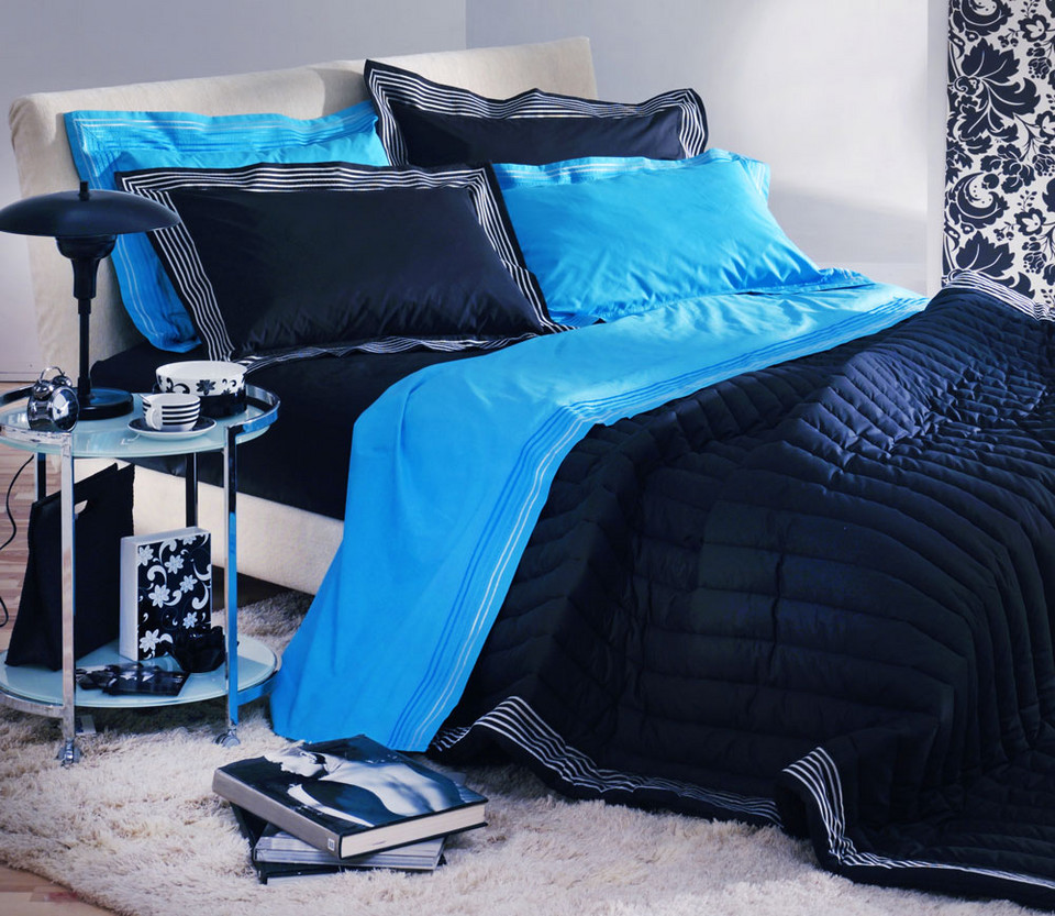Niebieskie nakrycie łóżka