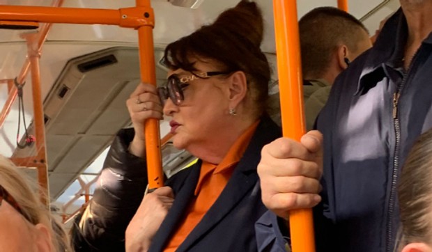 Nada Macura u gradskom prevozu