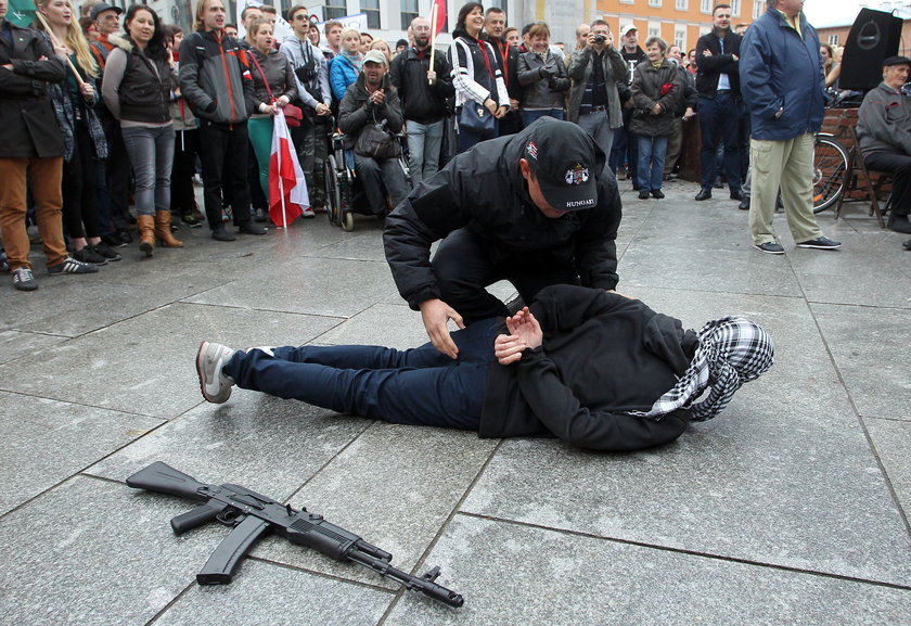 Około 500 osób przyszło na plac Zamkowy. Manifestują przeciwko imigrantom