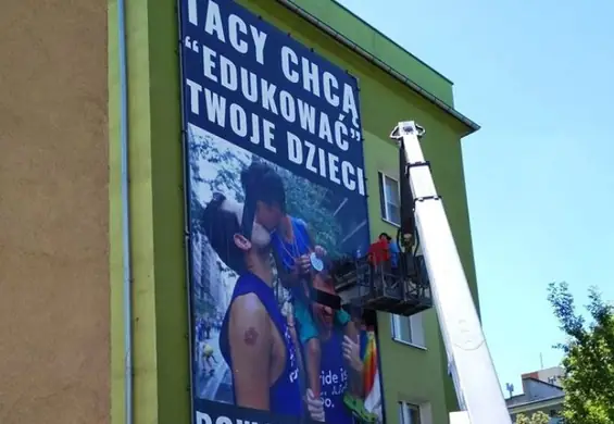 Homoseksualni rodzice są odpowiedzialni za pedofilię? W Opolu zawisł oburzający plakat