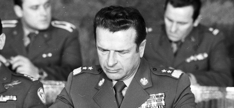 Siemoniak zdegraduje generała Kiszczaka do szeregowca? Jest z tym problem