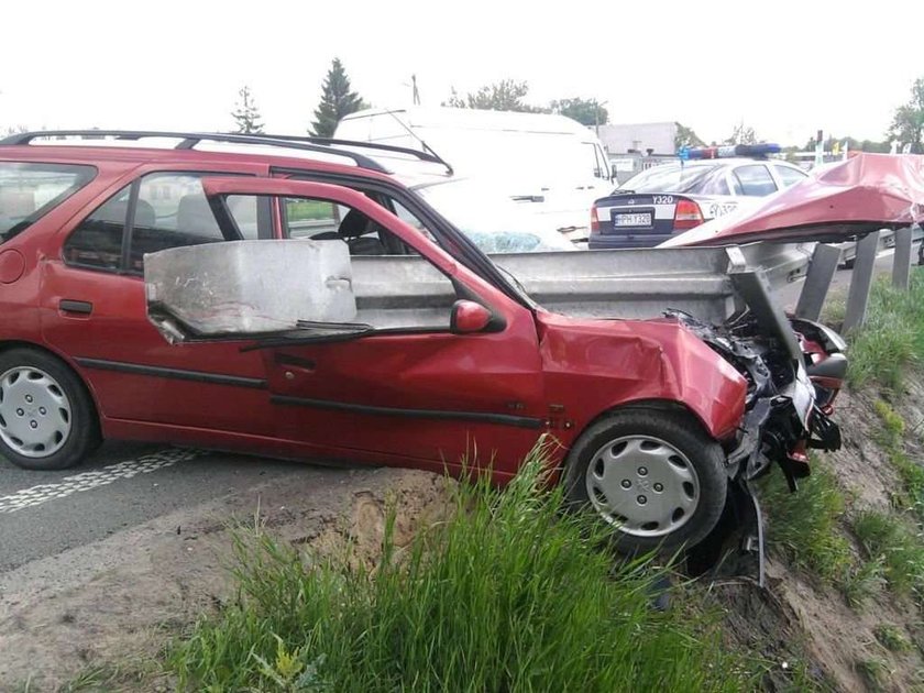 Barierka przebiła auto! MOCNE ZDJĘCIA