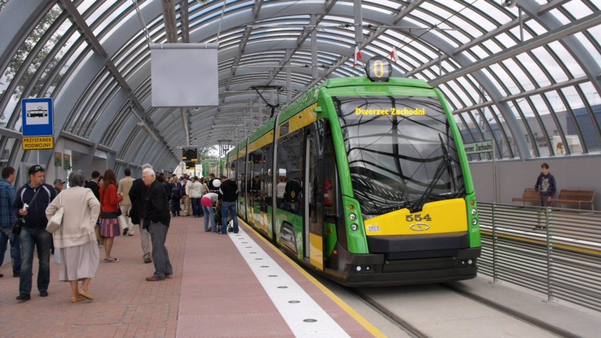 Pasażerów poznańskiej komunikacji czekają kolejne zmiany. Od soboty w związku z przebudową Mostu Uniwersyteckiego tramwaje linii nr 12 i 14 nie pojadą przedłużoną trasą PST do Dworca Zachodniego. Z kolei w najbliższy i kolejny weekend prowadzony będzie remont torowiska pomiędzy AWF a rondem Rataje.