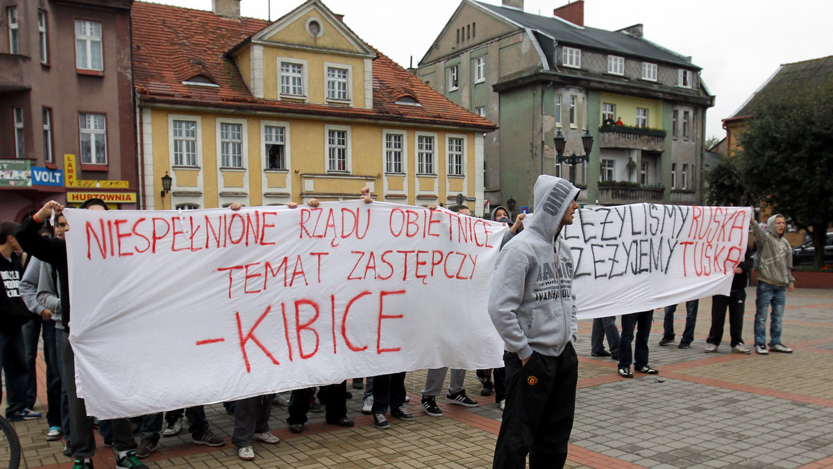 Premier Donald Tusk "Autobusem Tuska" przybył na spotkanie z mieszkańcami Chełmży (woj. kujawsko-pomorskie). W trakcie wizyty w mieście protestowali kibice; skandowali m.in.: "Nie głosuję na Platformę". Potem był w Grudziądzu, gdzie spotkał się z lekarzami i pielęgniarkami.