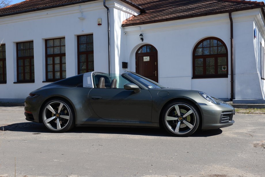 Porsche 911 Targa 4S nie pozwala całkowicie otworzyć dachu. Zawsze zostanie tylna szyba z charakterystycznym pałąkiem.