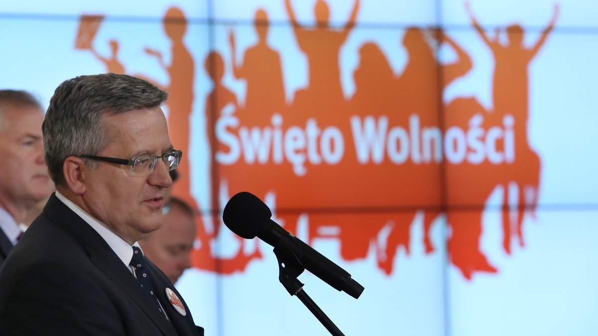 "Dla lansowania Święta Wolności prezydent Komorowski nie cofnął się nawet przed publicznym kłamstwem" - pisze na swoim blogu Marcin Mastalerek. Jak wyjaśnia, chodzi o oświadczenie, że wraz z żoną głosował 4 czerwca 1989 roku. Poseł PiS przywołuje wywiad z Anną Komorowską, z którego wynika, iż nic takiego nie miało miejsca. "To już nie jest nawet gafa, (...) to po prostu kłamstwo" - czytamy.