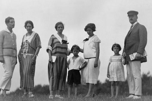 Thomas Mann z rodziną na wyspie Hiddensee. Od lewej stoją: dzieci Klaus i Erika, żona Katia, najmłodszy syn Michael oraz Monika i Elisabeth, 1924 r.