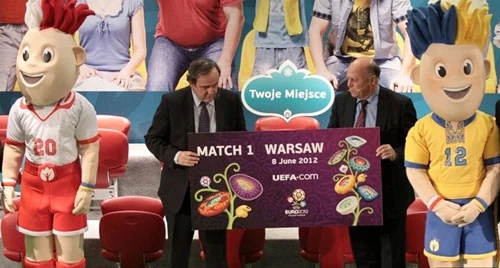 Michel Platini (z lewej) i Grzegorz Lato (z prawej) razem z maskotkami turnieju. Fot. UEFA.