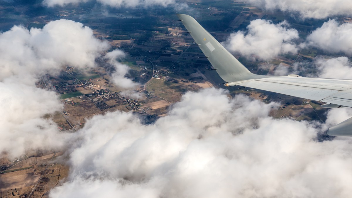 Samolot transport skrzydło lot samolotem chmury