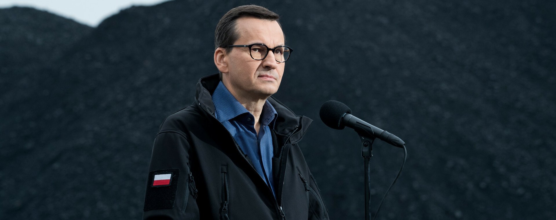 Premier Mateusz Morawiecki na tle węgla