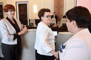 Szydło: Dalsze rozmowy z oświatowymi związkami zawodowymi w środę o godz. 13.00