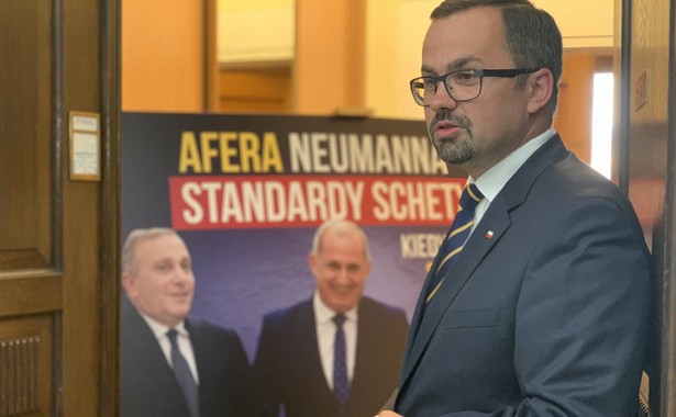 Marcin Horała prezentuje tablicę "Afera Neumanna, standardy Schetyny" / @PiS