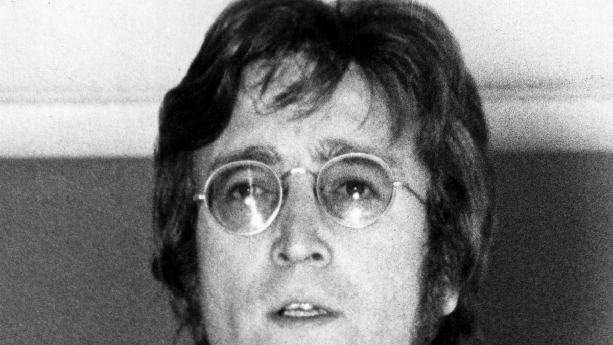 John Lennon pochodził z rozbitej rodziny i taką też miał osobowość. Kłócił się ze wszystkimi oraz boleśnie przeżył rozstanie z synem, którego porzucił dla Nowego Jorku.