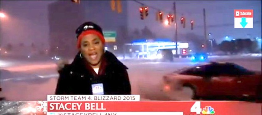 Stejsi Bel Na snimku se vidi koliko izveštavanje sa lica mesta, kada su vandredne situacije poput snežne oluje u pitanju, mogu da budu opasna.