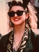  A kétségbeesve keresem Susant című filmben Madonna már mint a korszak stílusikonja jelent meg. A szögletes, nagy napszemüvege bebizonyította, hogy a nőknek se kötelező lágyan ívelt darabokat viselniük.
