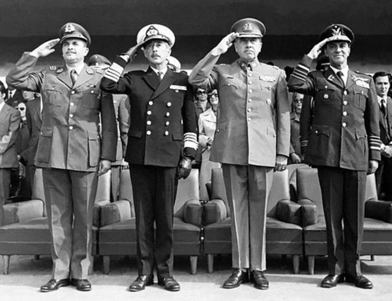 Wojskowa junta, która przejęła władzę w Chile po obaleniu Allende w 1973 r. Od lewej Cesar Mendoza, Jose Toribio Merino, Augusto Pinochet, oraz Gustavo Leigh