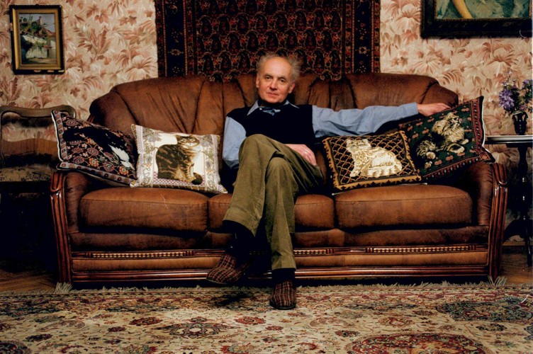 Wojciech Kilar w swoim domu w Katowicach, w otoczeniu ulubionych kotów (1999)