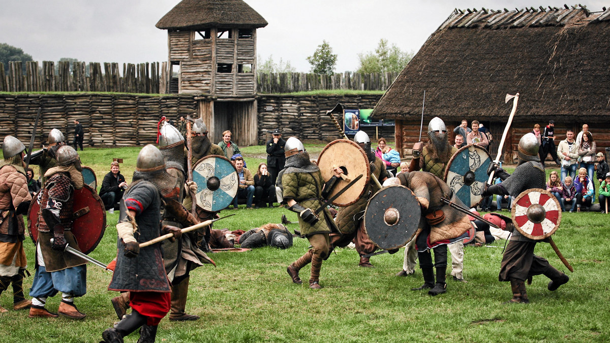 19. Festyn Archeologiczny pod hasłem "Archeologia - zawód czy przygoda?" zakończył się w niedzielę na terenie muzeum i skansenu archeologicznego w Biskupinie (woj. kujawsko-pomorskie). Przez tydzień pokazy, rekonstrukcje i ekspozycje zwiedziło ponad 40 tys. osób.