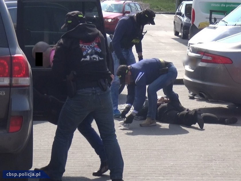 Operacyjne zdjęcia policji z zatrzymania bandytów pod Warszawą