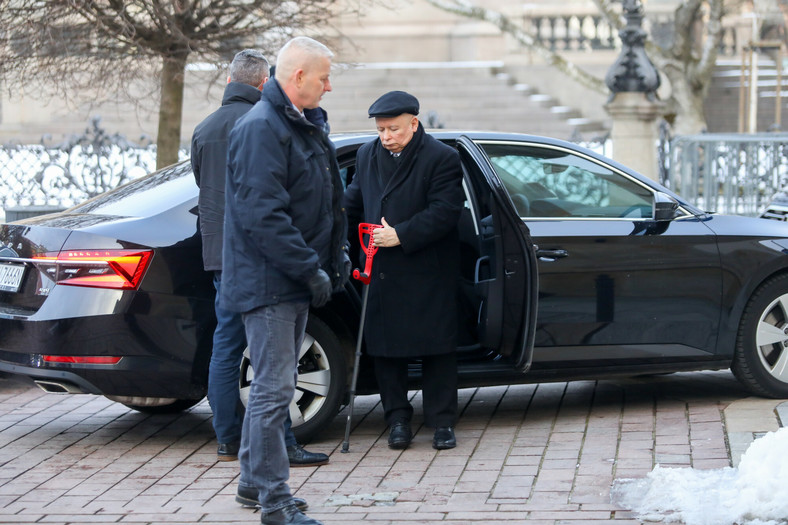 Jarosław Kaczyński z ochroną. Zdjęcie z lutego 2023 r.