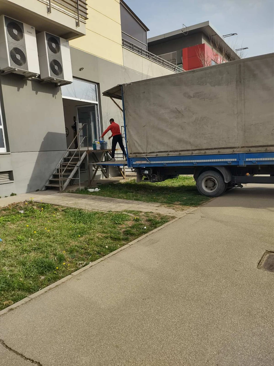 Radnici pakuju sve u kamion i odlaze