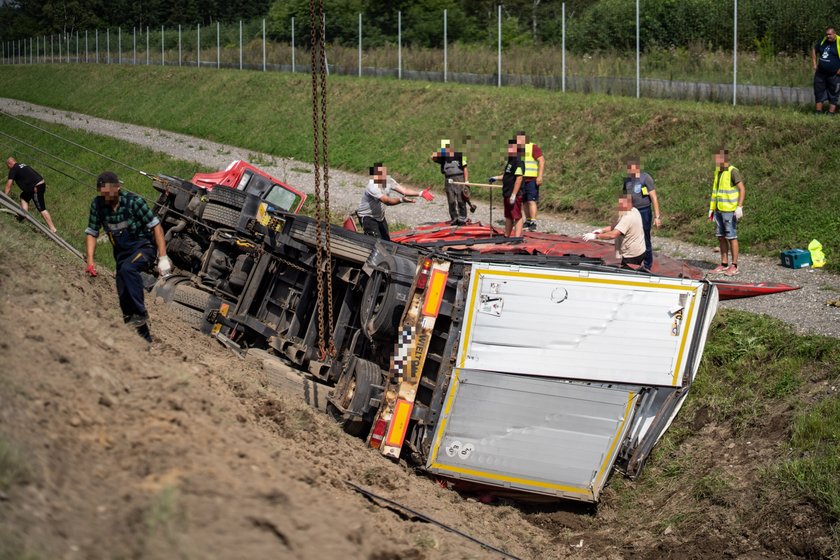 Groźnie wyglądający wypadek na autostradzie A1. Ciężarówka wylądowała w rowie