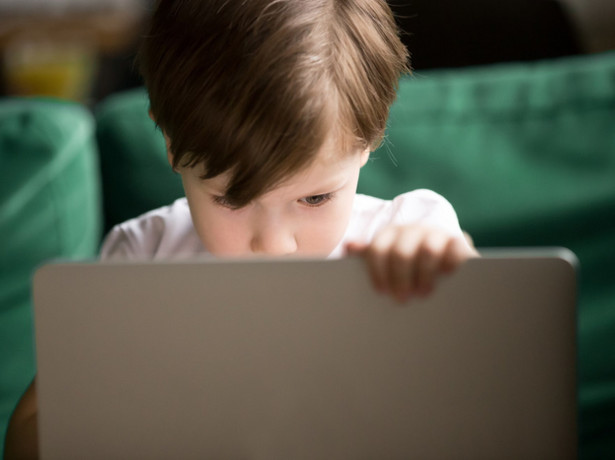Dziecko z laptopem. Komputer