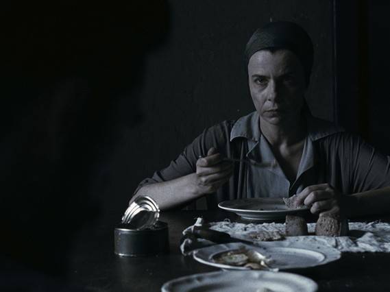 Wdowa początkowo przejawia niechęć wobec gościa