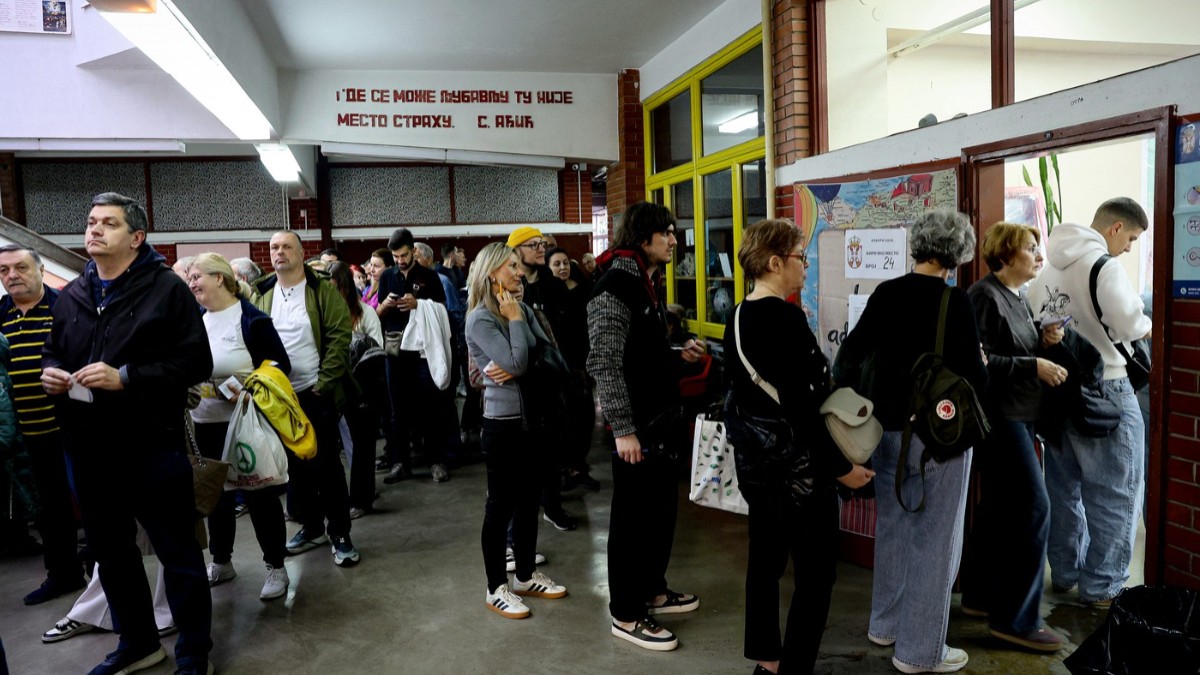 Cozi uriașe la secțiile de votare din Serbia, în ziua alegerilor parlamentare: prezența la vot a trecut deja de 46%