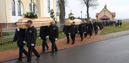 Tryńcza pogrążona w żałobie. Pożegnali Anię i Dominikę